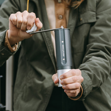 AeroPress – rankinis malūnėlis, pilkas