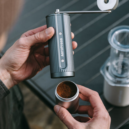 AeroPress – rankinis malūnėlis, pilkas